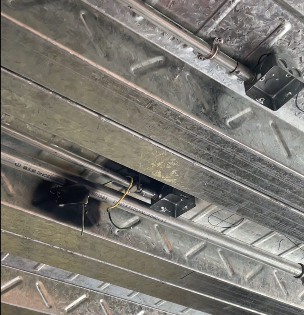 传统夹层VS新式轻钢夹层,夹层搭建五大难题迎刃而解插图6 TD板利用板内空腔布置机电管线,可隐藏灯具、线盒