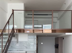 安全施工，轻钢结构夹层在实际搭建中的两个核心维度：构造选型适配性、施工规范与安全性。