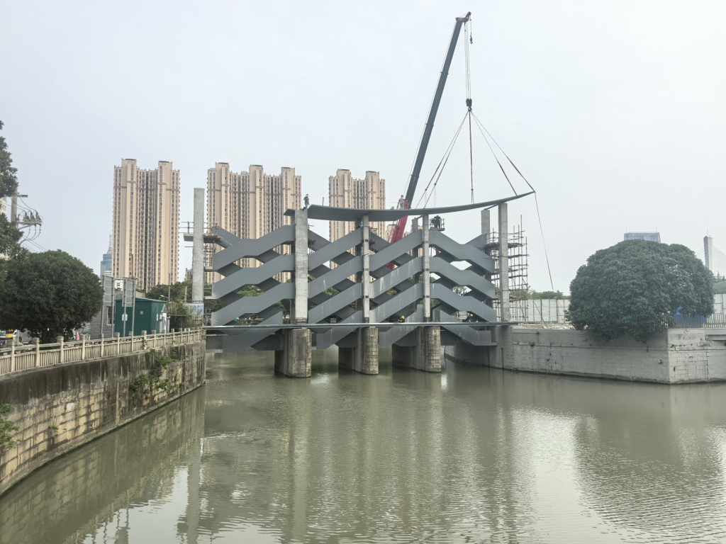 项目快讯:“交织古今的瞭望”——江阴定波闸改造即将完工插图3 板桁架高空吊装中