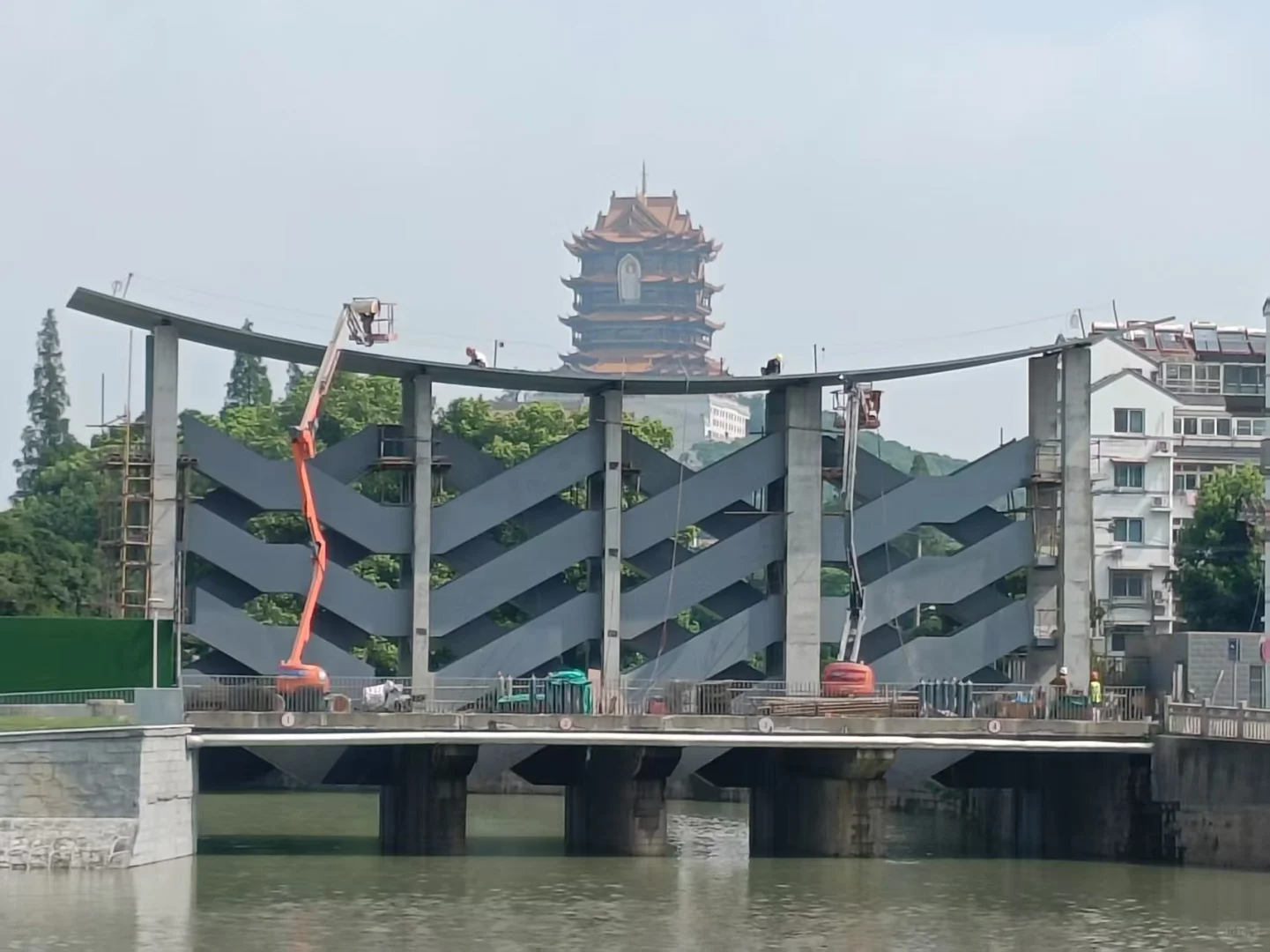 板桁架高空吊装中
