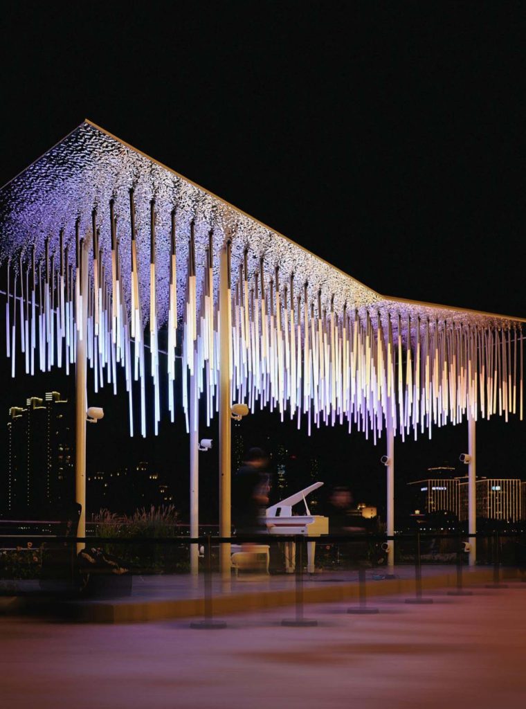 黄浦江边的“夜光蝴蝶”——上海光影节中的快装项目插图1 光影节期间,“光愈林”成为演出场所