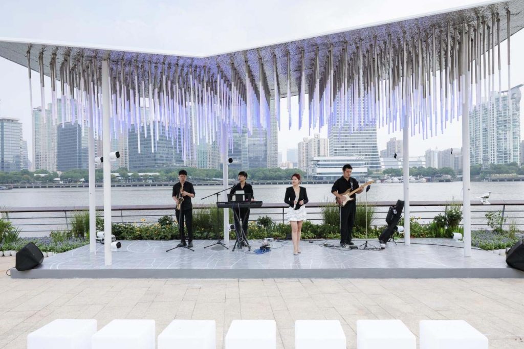 黄浦江边的“夜光蝴蝶”——上海光影节中的快装项目插图3 光影节期间,乐队做演出前准备