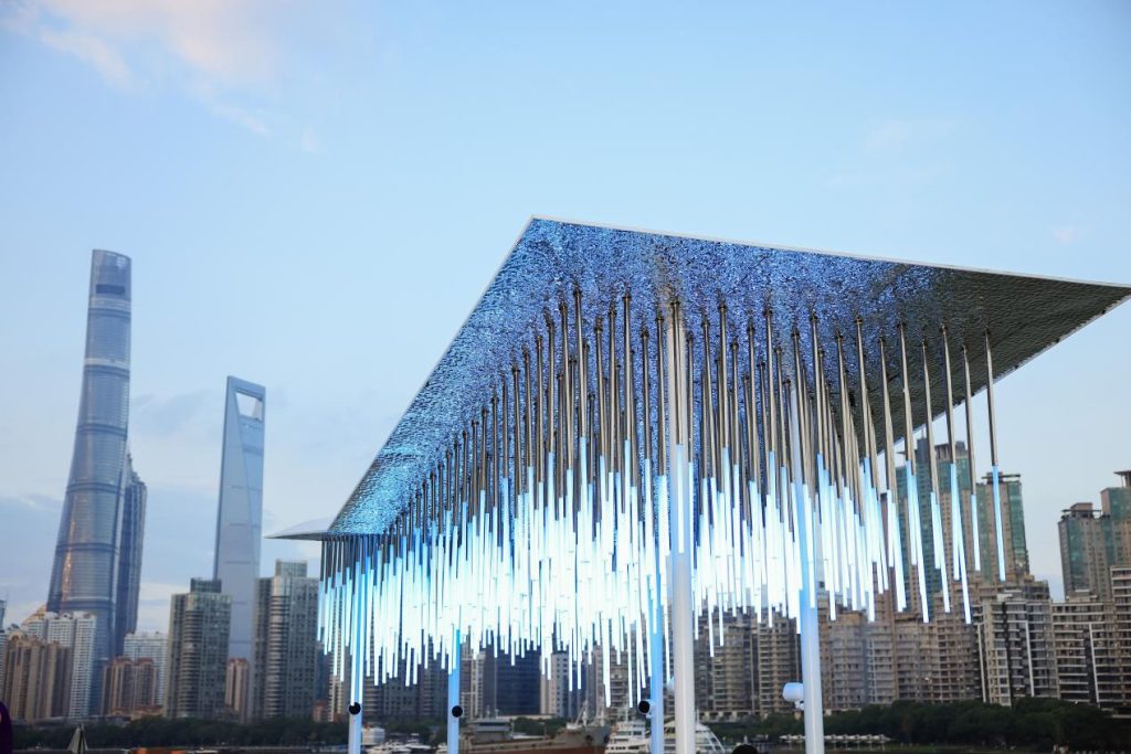 黄浦江边的“夜光蝴蝶”——上海光影节中的快装项目插图4 从“光愈林”眺望“三件套”