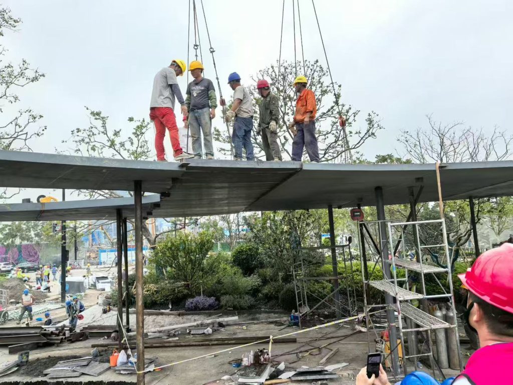 项目快讯:新纪录!仅7天,800㎡超薄风雨连廊完成精确合拢!插图4 最后一块板拼接中