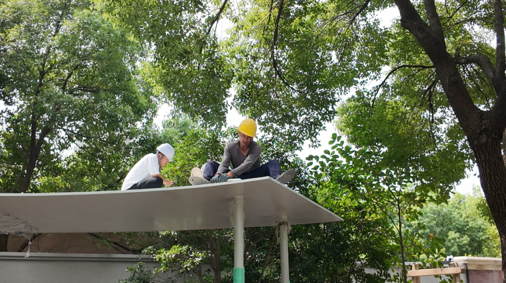 项目快讯:1小时完工!超快装景观亭,极速安装,简洁利落插图3 工人拧紧板顶螺栓