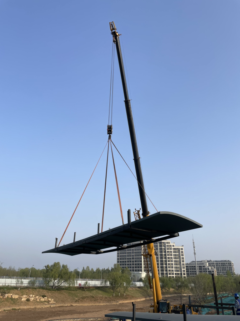 板桁架吊装现场