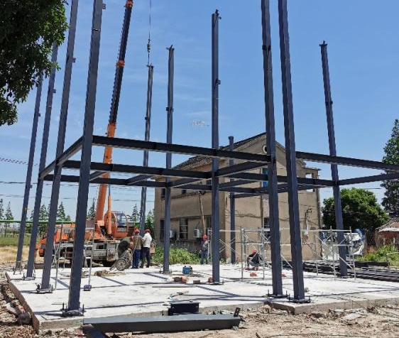  传统钢框架：造价高，与围护体系搭配不佳