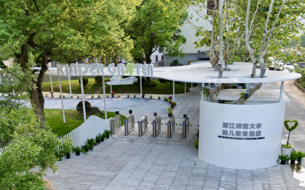 超薄板桁架项目：浙江师范大学幼儿教育集团风雨连廊为入口至教学楼的“最后100米”遮阳挡雨。©泰大创新