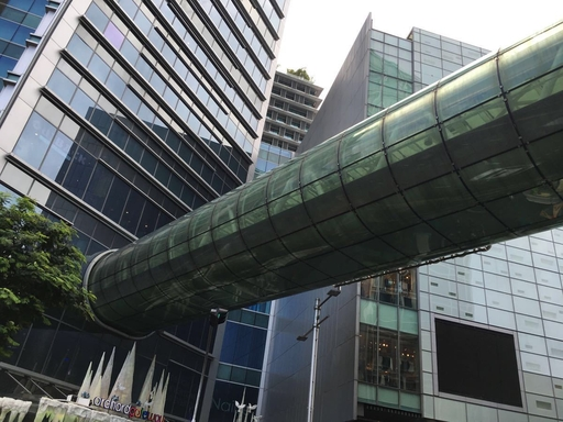 乌节路商圈连廊：串联ION Orchard、义安城、Wisma Atria 等商场，24小时开放，空调接驳，成为“无雨购物带”。