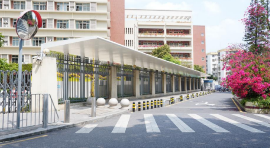 福华小学风雨连廊：人车分流，高峰时段家长学生专用.
