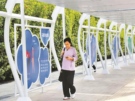 福田梅丽路连廊（2025 修缮）：520米，服务10万+居民；翻新后除锈加固+玻璃换新+智能照明，成为 “幸福廊道”深圳市城市管理和综合执法局。