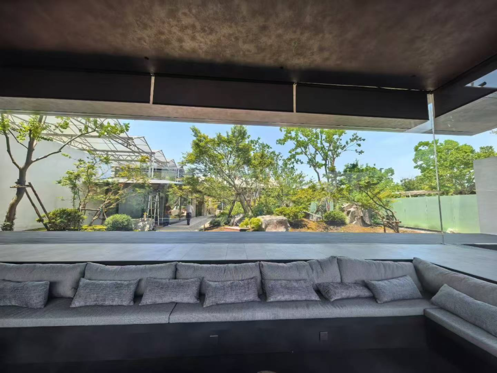 超薄屋面结构让建筑创作自由?5大应用形式展示!插图10 从室内看,视野开阔无遮挡,庭院景致尽收眼底。