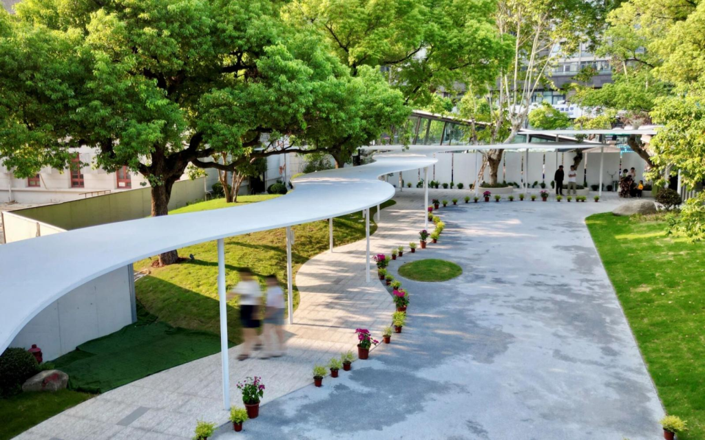 超薄屋面结构让建筑创作自由?5大应用形式展示!插图2 项目案例:浙江师范大学幼儿教育集团幼儿园环境改造-风雨连廊超薄板桁架技术打造的超长风雨连廊,双向传力结构对支点不规则结构优势显著。