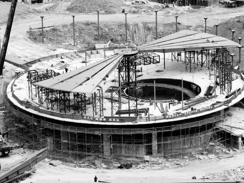 超薄屋面结构让建筑创作自由?5大应用形式展示!插图6 “披萨型”板桁架屋面在工厂分块预制,现场快速拼装。