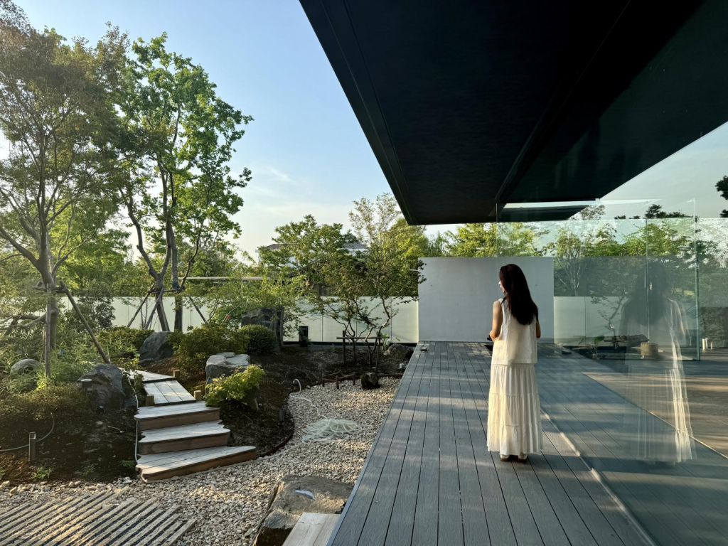 超薄屋面结构让建筑创作自由?5大应用形式展示!插图9 从室内看,视野开阔无遮挡,庭院景致尽收眼底。