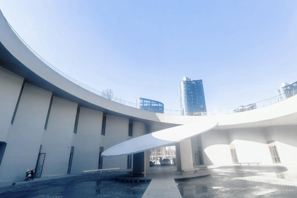 施工阶段现场实拍 超薄屋面轻盈极简