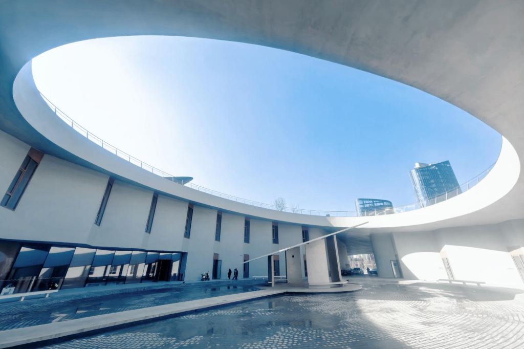 施工阶段现场实拍 超薄屋面轻盈极简