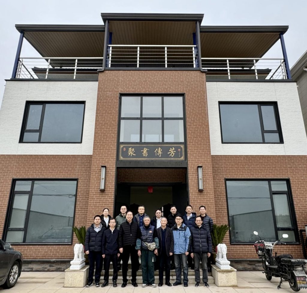 业主丁伯伯与专家组合影