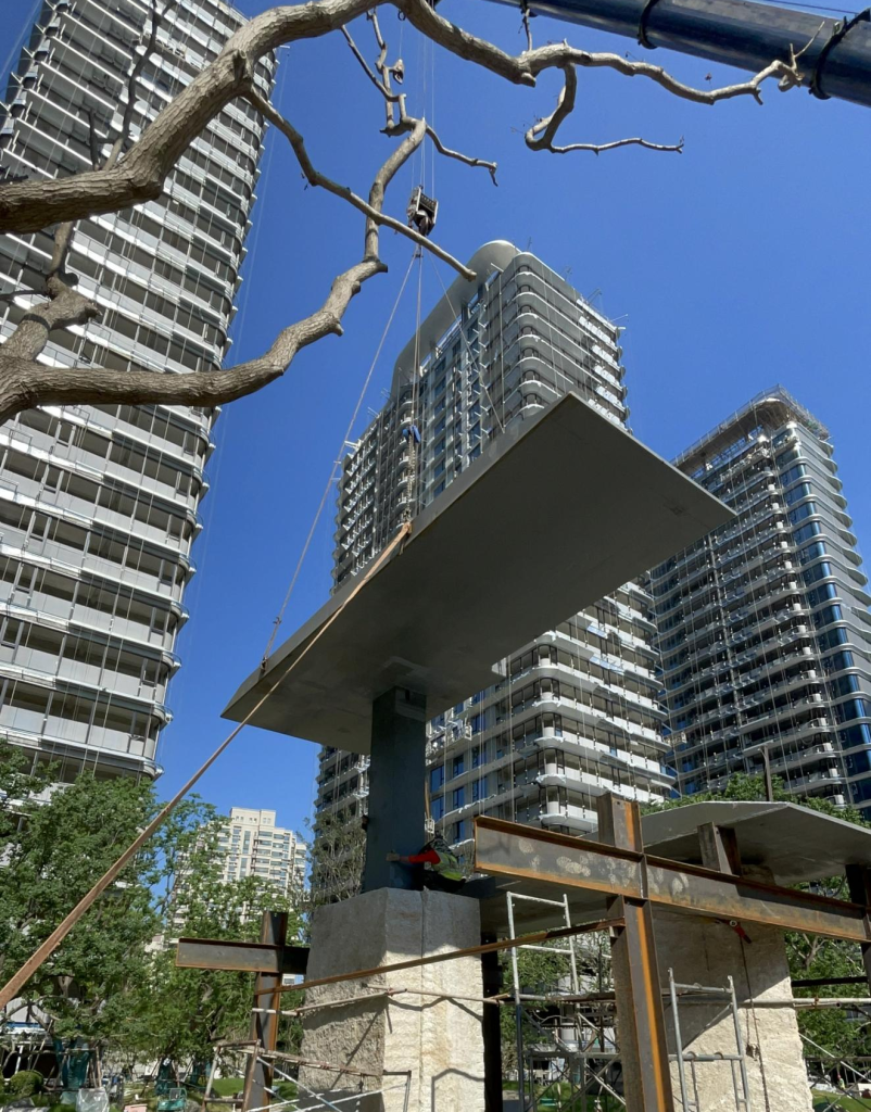 超薄板桁架吊装，钢柱精准插入石柱内部