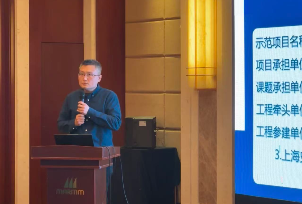 同济大学王伟教授代表项目组，对项目的技术研发、实施过程及应用成果进行了全面汇报