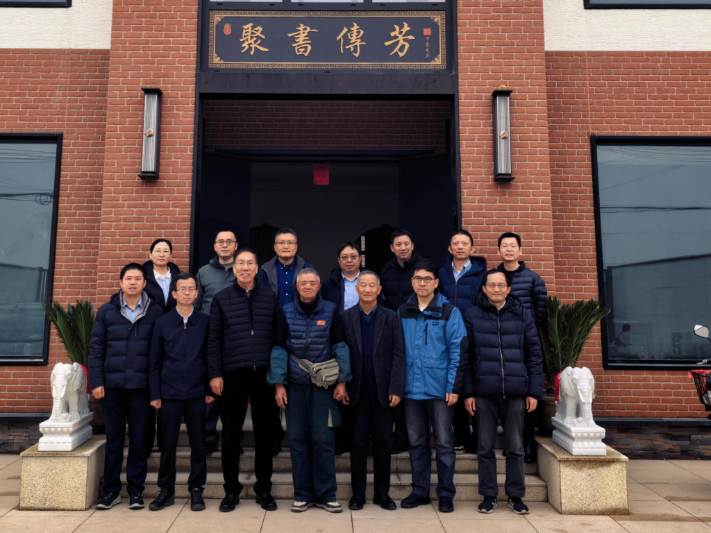 业主丁伯伯与专家组合影